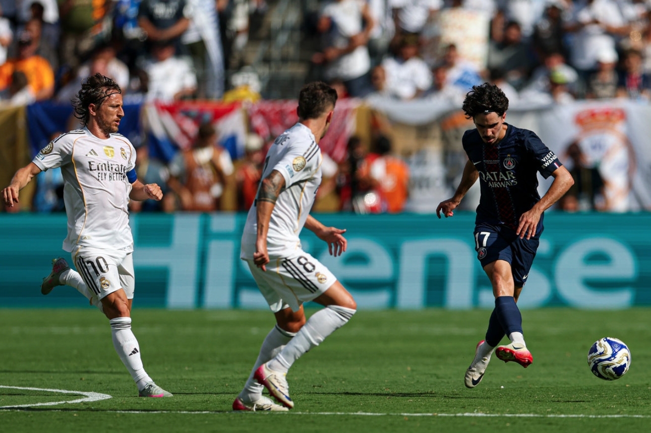 巴萨险胜皇马，法比尼奥点燃赛场