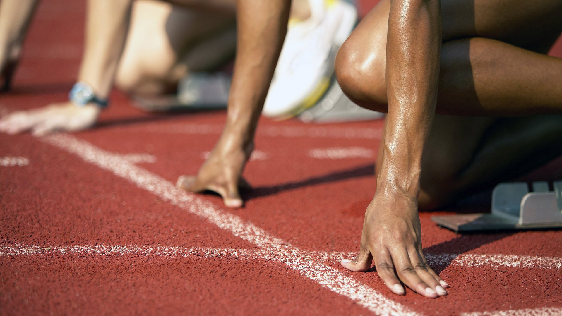 赛道是她的手术台，引擎是她的麻醉剂